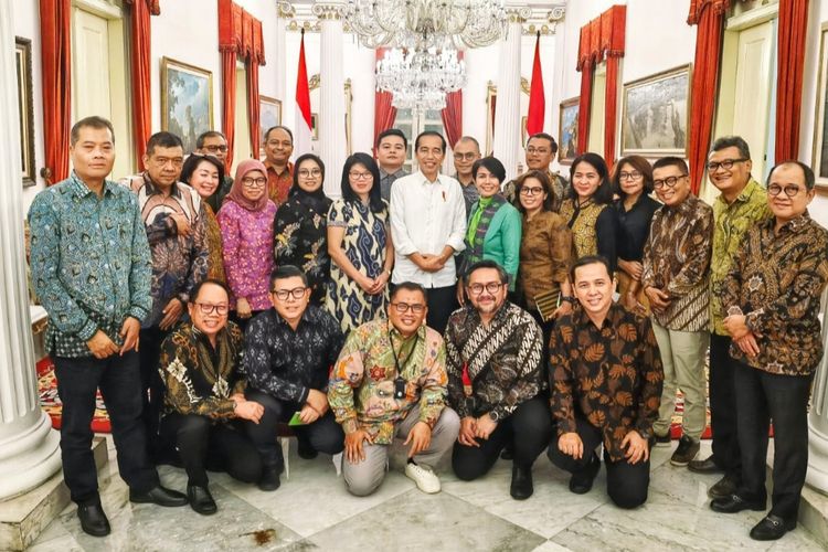 Para pimpinan media nasional beserta podcaster dan pegiat media sosial berfoto bersama Presiden Joko Widodo di sela-sela pertemuan di Istana Kepresidenan, Jakarta, Senin (29/5/2023)