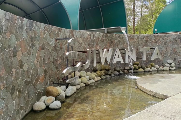 Sejumlah pengunjung saat tengah menikmanti pemandian air hangat Jiwanta Hot Spring di Ciwidey, Kabupaten Bandung, Jawa Barat, Senin (25/5/2026). Lokasi widata baru tersebut, merupakan hasil restorasi d ari wisata sebekumnya yakni pemandian air panas Cimanggu.