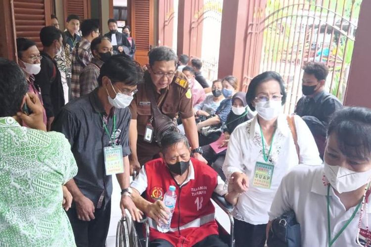 IS (rompi merah) menghadiri sidang perdana kasusnya di Pengadilan Negeri Surabaya, Senin (11/10/2022).