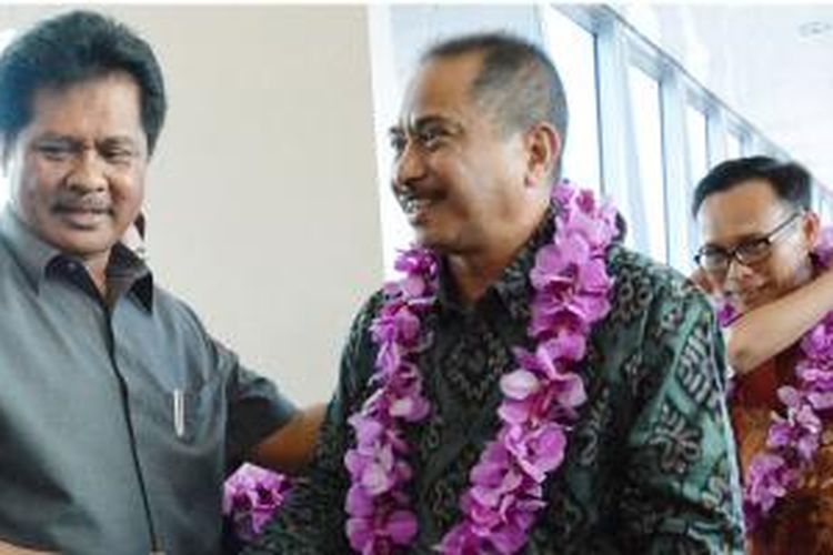 Wakil Gubernur Bali Ketut Sudikerta bersalaman dengan Menteri Pariwisata Arief Yahya di Bandara Ngurah Rai, Selasa (13/1/2015), dalam rangka penerbangan perdana Garuda Indonesia rute Denpasar-Beijing. Di belakang terlihat Dirut PT Garuda Indonesia M Arif Wibowo.
