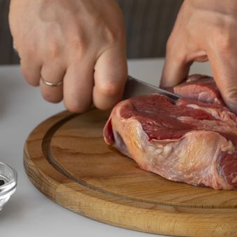 Ilustrasi daging kurban. Pengurban boleh memakan daging hewan kurban, asal bukan kurban yang dikarenakan oleh nazar.