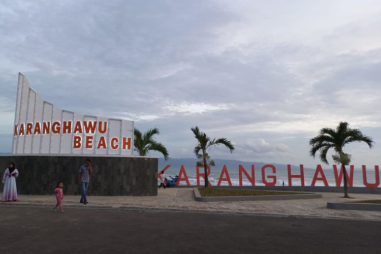Pantai Karang Hawu di Kabupaten Sukabumi yang baru diresmikan oleh Gubernur Jawa Barat Ridwan Kamil, Kamis (10/02/2022). Pantai Karang Hawu adalah salah satu wisata pantai di Sukabumi.
