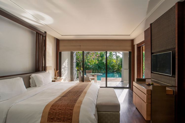 Kamar tipe Suite dengan akses kolam renang di Ritz-Carlton, Bali.