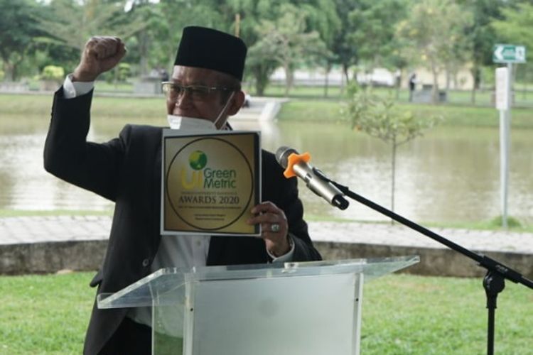 Rektor UIN Raden Intan Lampung, Moh Mukri terima penghargaan dari UI GreenMetric secara simbolis.