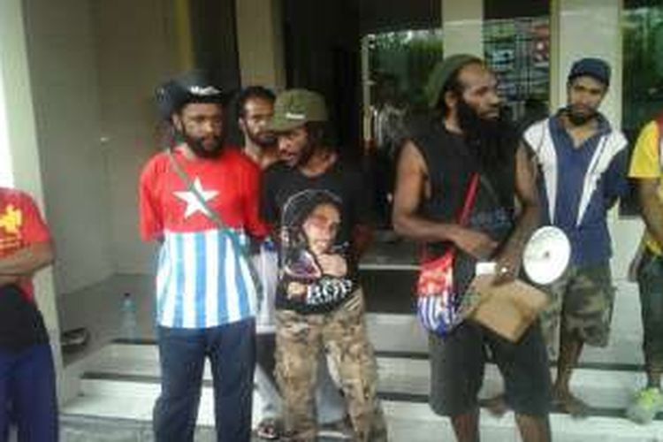 Sejumlah mahasiswa asal Papua di Manado melakukan unjuk rasa dan melontarkan berbagai tuntutan, Selasa (31/5/2016)