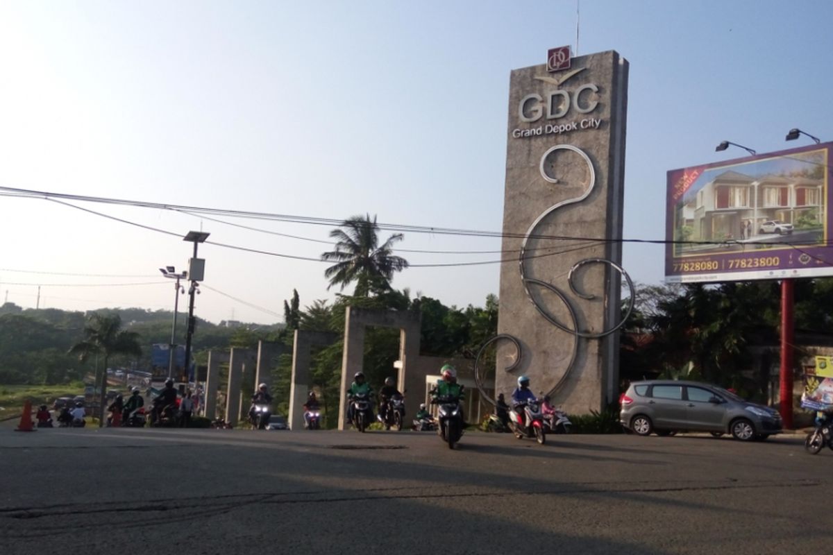 Kondisi lalu lintas kendaraan di pertigaan Grand Depok City yang terpantau lancar pada Senin (31/7/2017) pagi. Kawasan ini merupakan salah satu lokasi yang terkena dampak dari uji coba penerapan sistem satu arah di Jalan Dewi Sartika. 