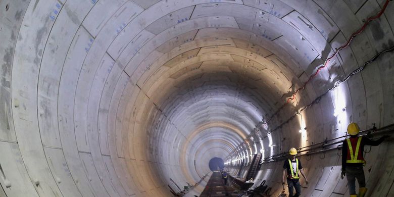 Aktivitas pekerja menyelesaikan pengerjaan proyek pengeboran terowongan untuk angkutan massal cepat (Mass Rapid Transit/MRT) di kawasan Stasiun Bendungan Hilir, Jakarta Pusat, Kamis (3/11/2016). Pengerjaan proyek MRT fase pertama ini diperkirakan rampung pada tahun 2018.