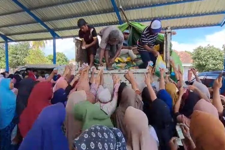 Warga saat berebut pangan murah di Kecamatan Sanggar, Kabupaten Bima, Rabu (21/2/2024).