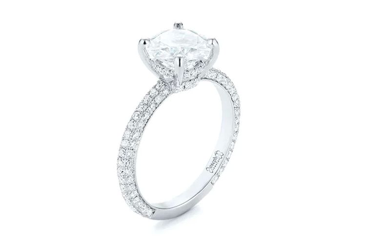Pave melibatkan penyematan beberapa berlian atau batu permata mungil lain ke band cincin, membuat cincin dapat menangkap cahaya lebih banyak dan terlihat berkilau.