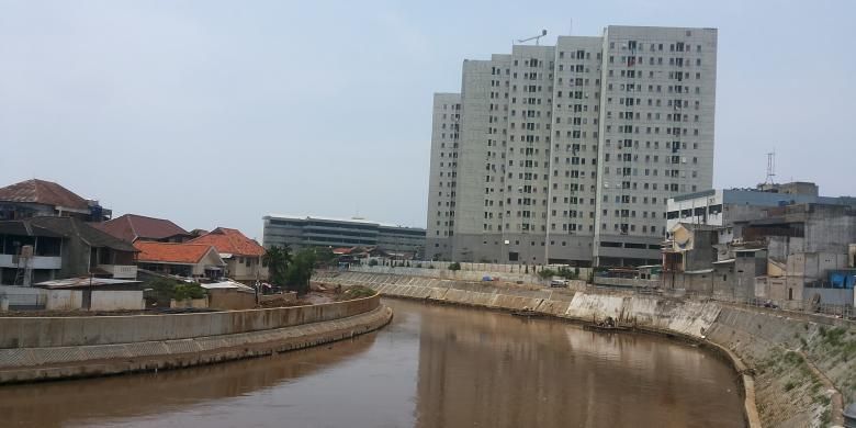Kondisi aliran Sungai Ciliwung yang mengalir di kawasan Bukit Duri, Tebet, Jakarta Selatan, dan Kampung Pulo, Jatinegara, Jakarta Timur, Rabu (22/2/2017). Tampak aliran sungai sudah dinormalisasi. Terlihat dengan adanya dinding turap beton di sisi kiri dan kanan sungai.