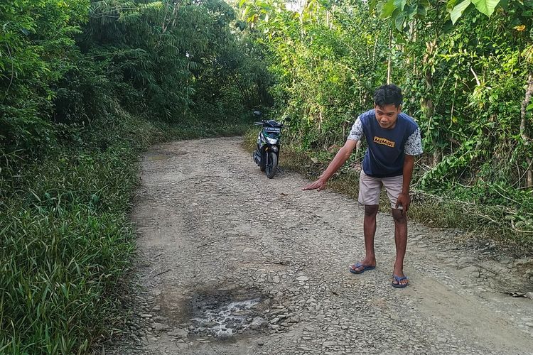 Ripi Yanur Fajar (24) menunjukkan tinggi badan yang diduga harimau jawa di lokasi perjumpaan di Kecamatan Surade, Sukabumi, Jawa Barat, Kamis (19/5/2022).