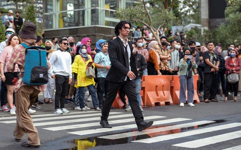 At a Jakarta crosswalk, Indonesian Teens Take to the Catwalk