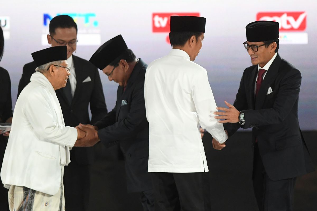 Pasangan capres-cawapres nomor urut 01 Joko Widodo (kedua kiri) dan Maruf Amin (kiri) serta pasangan nomor urut 02 Prabowo Subianto (kedua kanan) dan Sandiaga Uno (kanan) bersiap mengikuti debat kelima Pilpres 2019 di Hotel Sultan, Jakarta, Sabtu (13/4/2019). Debat kelima tersebut mengangkat tema Ekonomi dan Kesejahteraan Sosial, Keuangan dan Investasi serta Perdagangan dan Industri. ANTARA FOTO/Wahyu Putro A/hp.