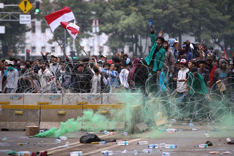 Demonstrasi menolak UU Cipta Kerja di Patung Kuda, Jakarta, Selasa (13/10/2020). Demonstrasi berakhir ricuh.