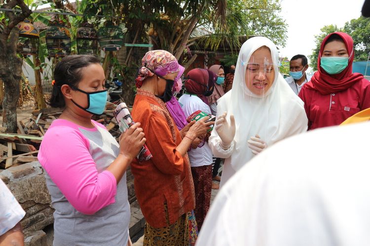 Calon Bupati Mojokerto Ikfina Fahmawati saat kampanye tatap muka di Desa Gayam, Kecamatan Bangsal, Kabupaten Mojokerto, Jawa Timur, Minggu (18/10/2020).