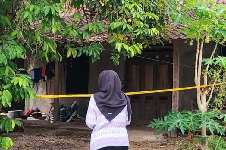 TKP rumah pelaku dan korban pembunuhan di Kecamatan Sidoharjo, Kabupaten Sragen, Jawa Tengah, yang dilihat warga.