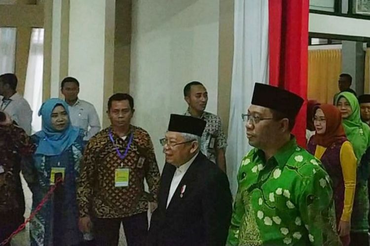 Wakil Presiden Maruf Amin 
saat Tmtiba di Gedung Auditorium Universitas Mataram