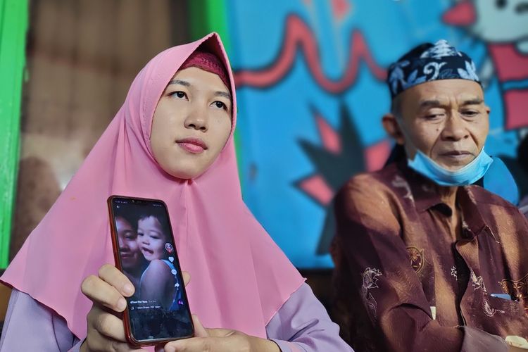 Trena Mustika (24), twin sister of Treni Fitri Yana (24), who has only been able to reconnect due to the rise of Tik Tok for 20 years, separated without news accompanied by her biological father, Enceng Dedi (59), at home in Kampung Cipaingeun, Kelurahan.  Sukamaju Kaler, Mangkubumi District, Tasikmalaya City, Monday (10/19/2020).