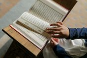 Surat Al-Qadr: Bacaan, Tafsir, dan Keutamaan Malam Lailatul Qadar di Bulan Ramadhan