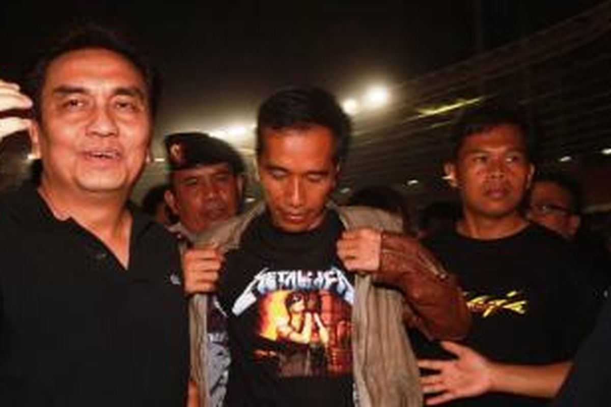 Gubernur DKI Jakarta, Joko Widodo atau Jokowi (tengah) dengan mengenakan kaos Metallica serta jaket cokelat pulang seusai menyaksikan konser musik Metallica di Stadion Utama Gelora Bung Karno (SUGBK), Senayan, Jakarta Pusat, Minggu (25/8/2013) malam. Ia didampingi rekan separtainya, Effendi Simbolon (kiri).