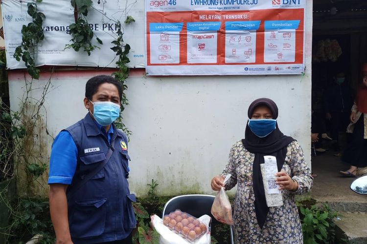 Penyaluran BPNT di e-Warung yang ada di Kelurahan Kumpulrejo Kecamatan Argomulyo Kota Salatiga.