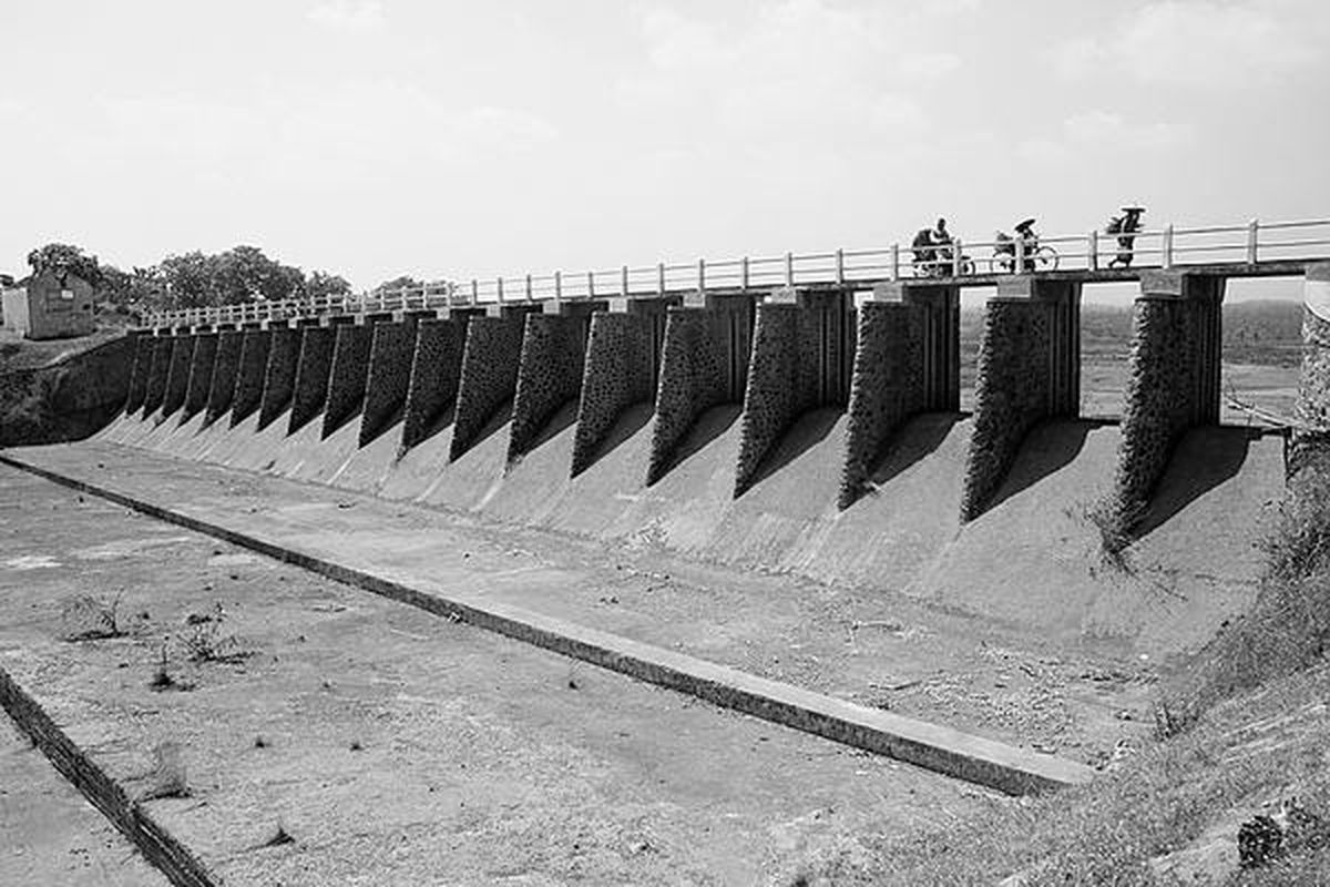 Waduk Dawuhan di  Kecamatan Wonoasri, Kabupaten Madiun, Jawa Timur, mengering, Senin (19/9). Selain Waduk Dawuhan dengan kapasitas 5,180 juta meter kubik, Kabupaten Madiun juga memerlukan tambahan waduk baru untuk mengairi ribuan hektar sawah di wilayah selatan Madiun  yakni Kecamatan Kare dan sekitarnya.
