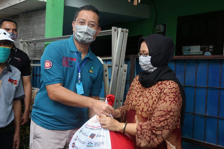 Menteri Sosial Juliari P. Batubara menyerahkan paket sembako bantuan Presiden kepada warga RW.01 Kel. Gedong, Pasar Rebo, Jakarta Timur, Minggu (03/05). Kementerian Sosial mengerahkan seluruh jajaran untuk memastikan distribusi Bansos Sembako Presiden di DKI Jakarta berjalan lancar.