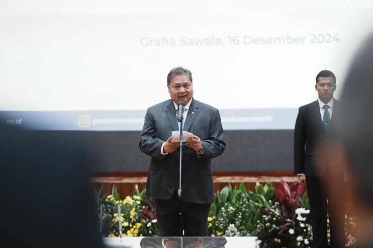 enteri Koordinator (Menko) Bidang Perekonomian Airlangga Hartarto melantik Pejabat Pimpinan Tinggi Madya di Lingkungan Kemenko Perekonomian berdasarkan Keputusan Presiden (Kepres) Republik Indonesia Nomor 186/TPA Tahun 2024, Senin (16/12/2024).