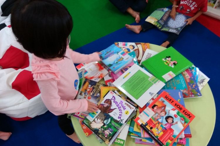 Seoeang anak memih buku bacaan di Ruang Layanan Anak di Perpustakaan Nasional RI, Jakarta.