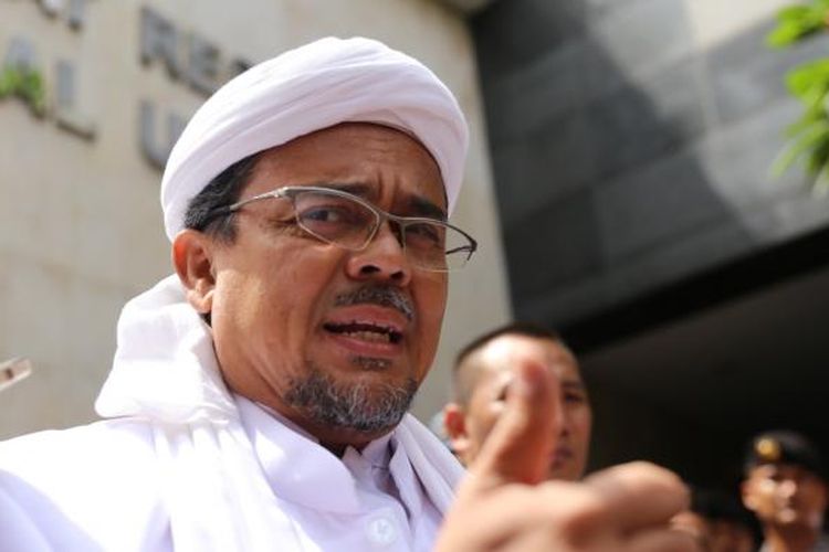 Pimpinan Front Pembela Islam, Rizieq Shihab tiba di Kantor Direktorat Reserse Kriminal Umun, Polda Metro Jaya, Jakarta, Rabu (1/2/2017).