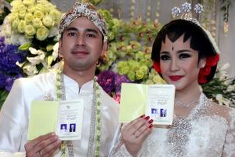 Pasangan selebriti, Raffi Ahmad dan Nagita Slavina menunjukkan buku pernikahan mereka saat menggelar konferensi pers usai prosesi akad nikah di Hotel Ritz Carlton, Pacific Place, Jakarta Selatan, Jumat (17/10/2014). Raffi dan Gigi, panggilan akrab Nagita, resmi menjadi suami istri setelah Raffi mengucapkan ijab kabul pada pukul 14.41 WIB dengan mas kawin berupa uang tunai sebesar Rp 17.022.014. 