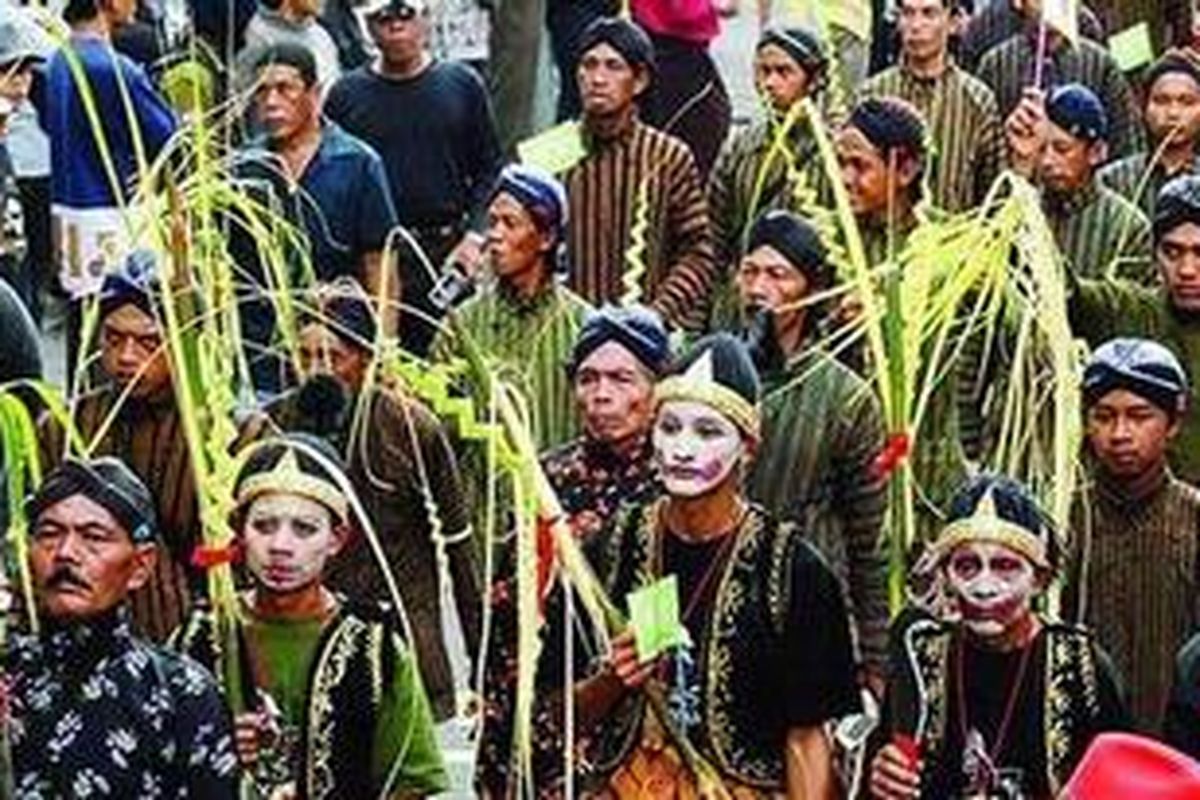Jajaran panakawan memimpin barisan lengkap dengan bendera Merah Putih dan janur kuning dalam kirab mendukung keistimewaan Yogyakarta, Senin (13/12).
