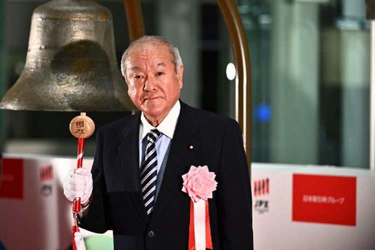 Menteri Keuangan Jepang Shunichi Suzuki menghadiri acara bisnis tahun baru Bursa Efek Tokyo di Tokyo pada 4 Januari 2022. 