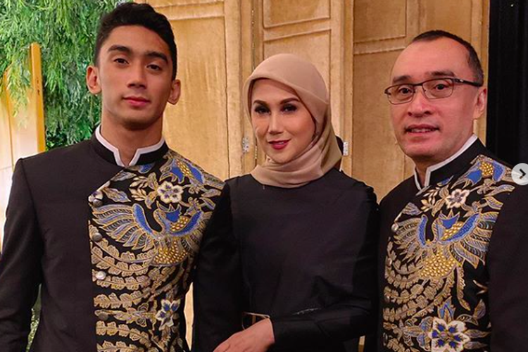 Marini Zumarnis bersama sang suami, Denny Wardhana, dan putra mereka Mohammad Daffa Wardhana