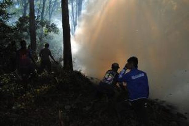 Petugas pemadam kebakaran membantu memadamkan kebakaran di kawasan hutan Gunung Nona, Kecamatan Nusaniwe Ambon Senin (24/11/2014).