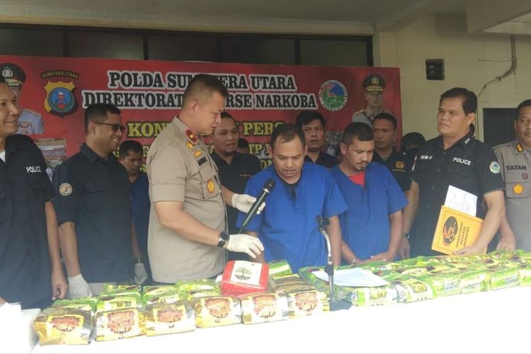 Salah seorang tersangka kasus 59 kg sabu memberikan jawaban ketika dihadapkan pada awak media yang hadir dalam konferensi pers di Mapolda Sumut, Kamis (11/7/2019). Dalam pengungkapan ini, 7 orang berhasil ditangkap dan 1 orang masih DPO. 