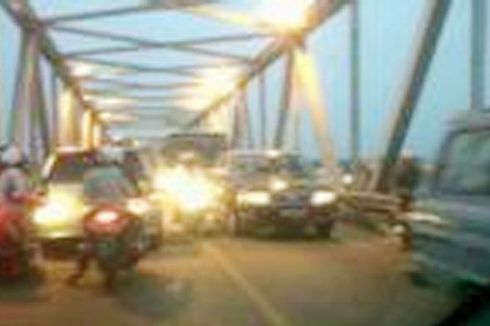 Jembatan Kapuas Ditabrak Tongkang, Mobil Dilarang Melintas
