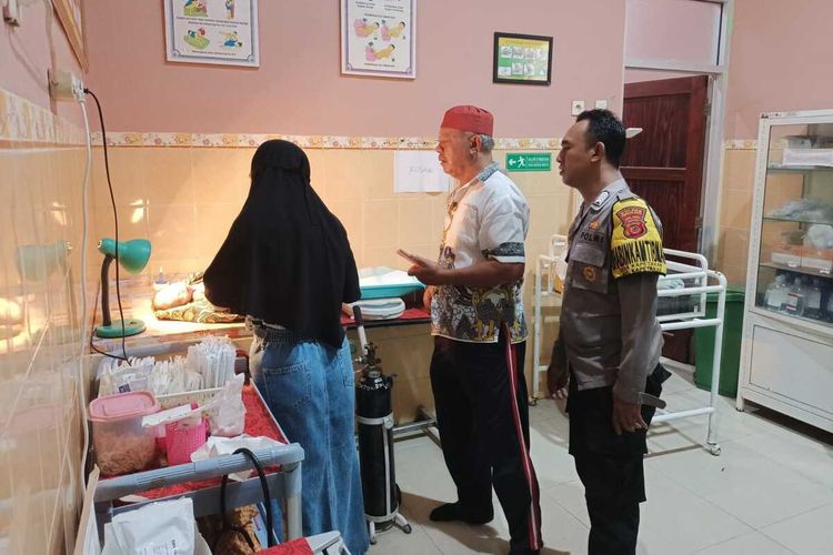 Warga bersama petugas kepolisian Polsek Kapetakan membawa bayi yang baru ditemukan, ke bidan desa Kapetakan, Kecamatan Kapetakan Kabupaten Cirebon, Kamis (16/2/2023)