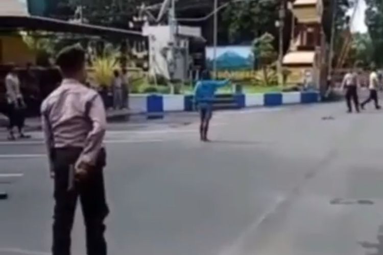 potongan video viral pria membawa senjata tajam masuk ke halaman Polres Lumajang.