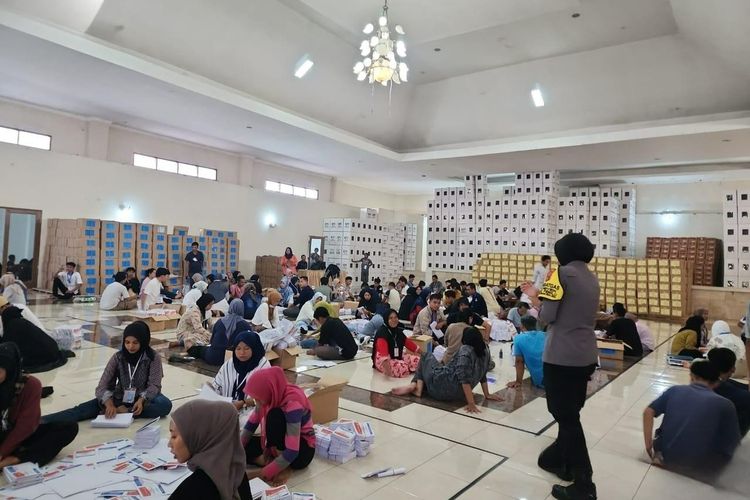 Proses pelipatan surat suara pemilu di gudang logistik si Air Hotel Lombok Tengah