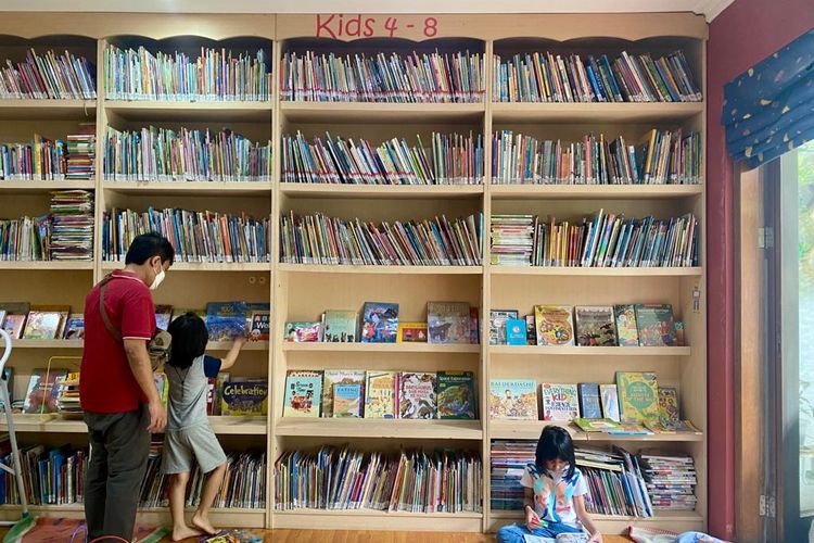 Suasana anak-anak sedang membaca di Rimba Baca, Cilandak, Jakarta Selatan. 