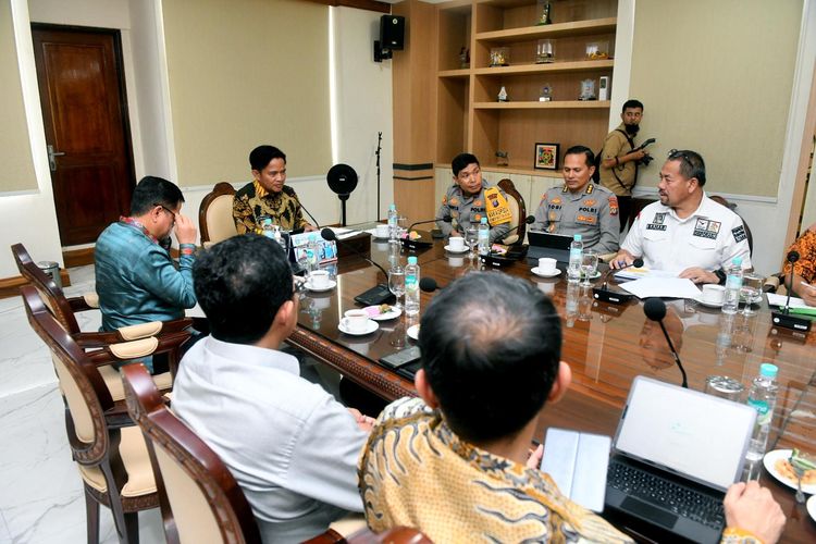 Pj Gubernur Sumut Hassanudin memimpin Rapat Persiapan PON XXI Tahun 2024 Aceh - Sumut di Ruang Rapat Lantai 10, Kantor Gubernur Sumut, Jalan Diponegoro No. 30, Medan, Kamis (2/5/2024). 