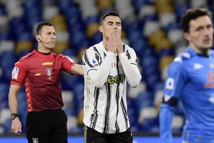 Reaksi Cristiano Ronaldo usai gagal memanfaatkan salah satu peluang pada laga pekan ke-22 Liga Italia 2020-2021, Napoli vs Juventus di Stadion Diego Armando Maradona, 13 Februari 2021. 
