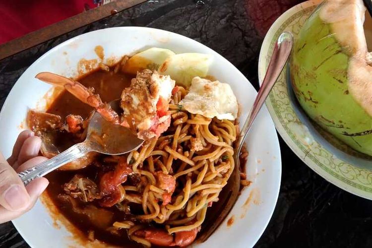 Wisatawan menikmati mi kepiting di Pantai Lancok, di Desa Lancok, Kecamatan Syamtalira Bayu, Kabupaten Aceh Utara, Provinsi Aceh, Sabtu (25/6/2022).