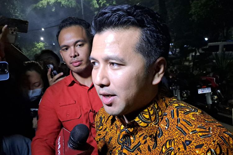 Eks Wagub Jatim Emil Dardak saat ditemui di rumah Ketum Golkar Airlangga Hartarto, Widya Chandra, Jakarta Selatan, Jumat (17/5/2024) malam. 