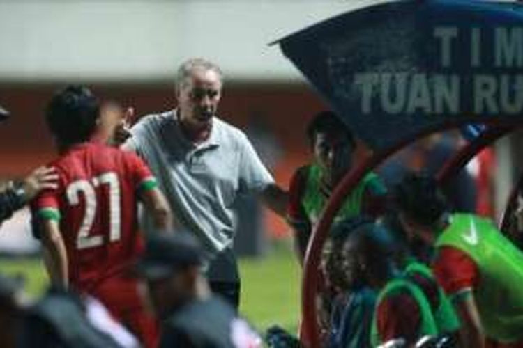 Pelatih Alfred Riedl memberikan instruksi ke pemain Indonesia saat melawan Vietnam di Stadion Maguwoharjo, Sleman, Minggu (9/10/2016).