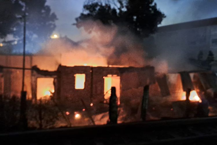 Kondisi kebakaran sejumlah rumah di bantaran rel kereta kawasan Overpass Manahan, Kecamatan Banjarsari, Kota Solo, Jawa Tengah (Jateng), pada Jumat (17/5/2025) malam.