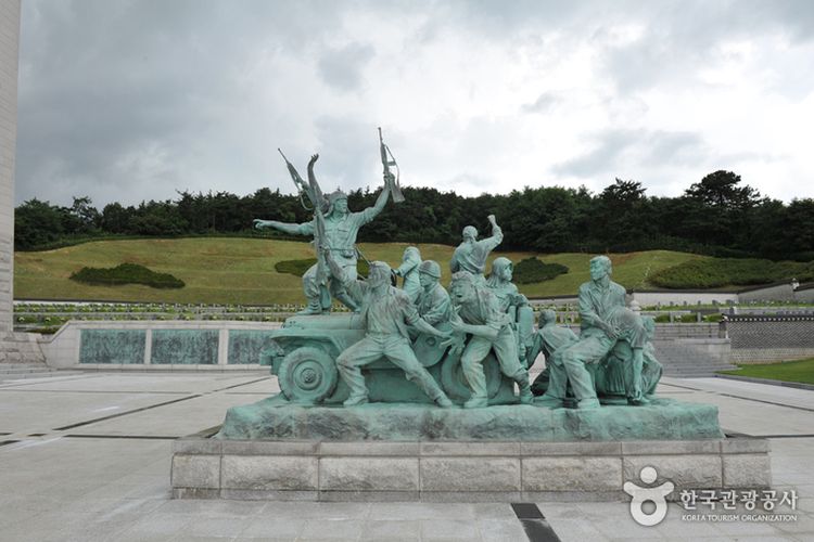 Tempat wisata sejarah bernama May 18th National Cemetery di Korea Selatan.