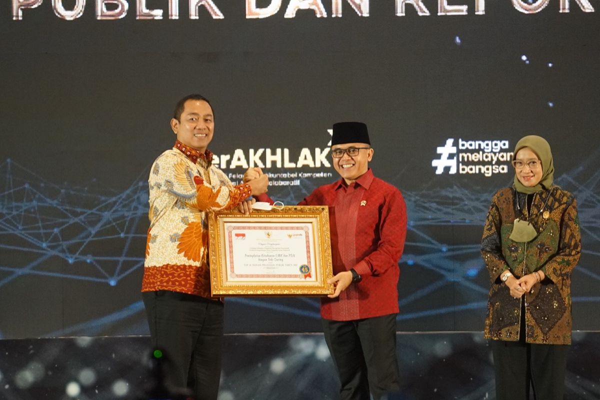  Kepala LKPP Hendrar Prihadi menerima penghargaan dari Kementerian PANRB yang diserahkan langsung Menteri PANRB Abdullah Azwar Anas di Jakarta, Selasa (6/12/2022).