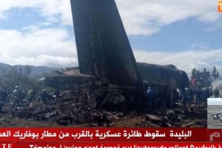 Dalam potongan gambar video, tampak bagian ekor pesawat Ilyushin Il-76 yang jatuh di pangkalan militer di Boufarik, Aljazair, Rabu (11/4/2018).